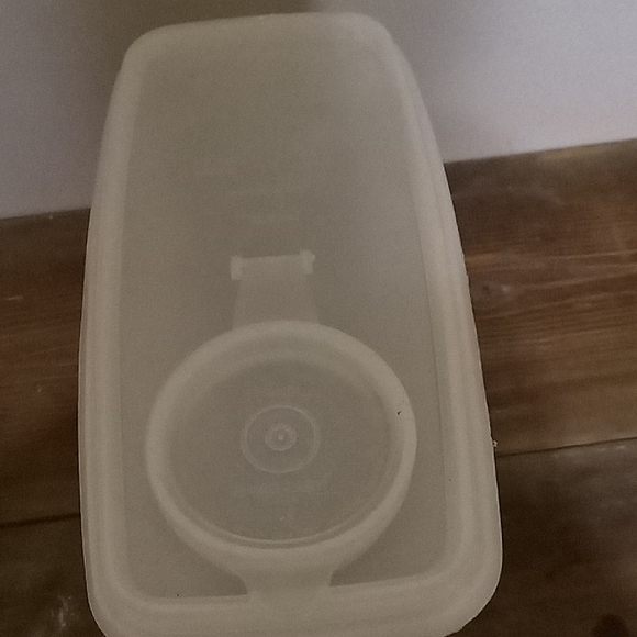 Tupperware container - Picture 4 of 4